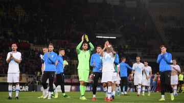 Oblak y sus compa&ntilde;eros saludan a la afici&oacute;n eslovena al t&eacute;rmino del partido contra Macedonia en Skopje.