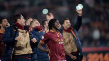 Gervinho celebra el tanto que clasifica a la Roma.
