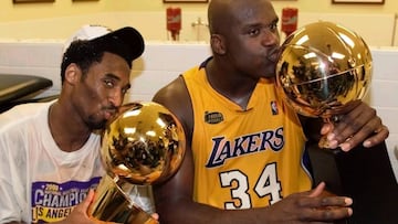 El equipo que llevó el Team USA sonaba bien en teoría… pero tenía que haber sido mucho mejor. Eran años en los que costaba arrancar el compromiso de las estrellas, en los que las preparaciones eran ligeras. EE UU se concentró en San Francisco trece días antes del primer partido oficial, ya en el campeonato. Está claro que el equipo tenía que haber sido mucho mejor. Muchísimo mejor: las lesiones apartaron a Shaquille O’Neal, Jason Kidd y Ray Allen. Mientras que Kobe Bryant, Kevin Garnett y Tim Duncan optaron por descansar y prepararse para la siguiente temporada NBA. Con esos seis nombres las cosas, seguramente, habrían sido muy distintas…