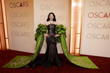 Arden Cho posa en la alfombra roja del Dolby Theatr.