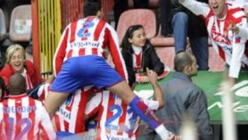 <b>COMUNIÓN PERFECTA. </b>Los jugadores del Sporting hicieron disfrutar a sus aficionados con una magnífica remontada que celebraron con ellos acercándose a las gradas.