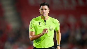 MALLORCA, SPAIN - OCTOBER 28: Referee Isidro Diaz de Mera looks on during the LaLiga Santander match between RCD Mallorca and RCD Espanyol at Visit Mallorca Estadi on October 28, 2022 in Mallorca, Spain. (Photo by Cristian Trujillo/Quality Sport Images/Getty Images)