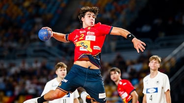 Una acción de la final del Mundial sub-19 de balonmano entre España y Alemania.