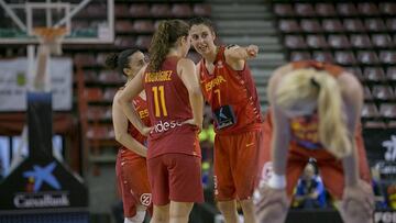 Laia Palau da instrucciones a sus compañeras.