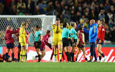 Kosovare Asllani lamentando la derrota de Suecia ante España.