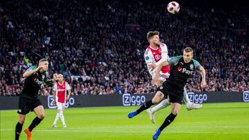 El equipo del mexicano fue derrotado 3-0 por el Ajax y sumó su tercer descalabro en la campaña de la Eredivisie.