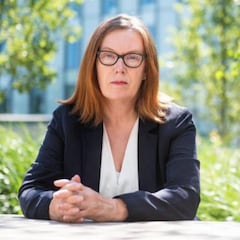 Sarah Gilbert, líder de la vacuna de la Universidad de Oxford, prueba la dosis con sus trillizos