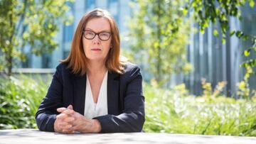 Sarah Gilbert, líder de la vacuna de la Universidad de Oxford, prueba la dosis con sus trillizos