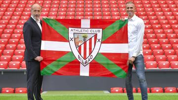 GRAFCAV6138. BILBAO, 31/05/2020.-El técnico vizcaíno Gaizka Garitano (d) junto al presidente de la entidad Aitor Elizegi (i) en el campo de San Mamés, este domingo, donde ha renovado por una temporada más con el Athletic Club,
