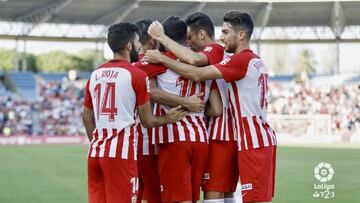 Los jugadores de la UD Almería celebran un gol.