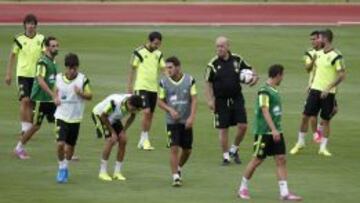 ATENTO. Del Bosque da instrucciones a sus jugadores antes de empezar el entrenamiento de ayer en Las Rozas.