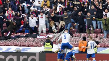 Los jugadores de Hajduk Split celebran la victoria con su afición.