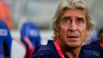 AME7709. GUADALAJARA (MÉXICO), 02/08/2023.- Manuel Pellegrini entrenador del Real Betis reacciona hoy, durante un partido de pretemporada de la Gira de Verano de La Liga disputado en el estadio Akron, en Guadalajara, Jalisco (México). EFE/ Francisco Guasco
