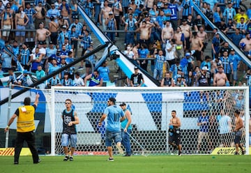 Los radicales del Gremio saltaron al terreno de juego durante el encuentro frente a la Sociedade Esportiva Palmeiras. Los asaltantes destrozaron el VAR como protesta de la derrota. 