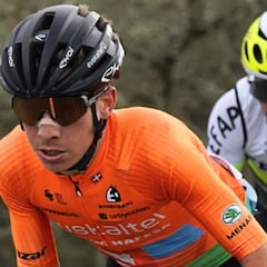 El ciclista Azurmendi, herido al chocar contra un corzo