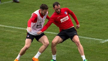 Godín, ante Saúl Ñíguez.