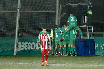 Los jugadores del Cornellá celebrando el gol de Adrián Jiménez 