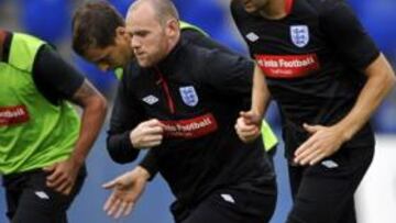 <b>POLÉMICO. </b>Wayne Rooney en un entrenamiento junto a Gerrard.