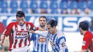 <b>ATENTOS. </b>Javi Fuego (izquierda) le roba el balón a Astudillo en presencia de Omar y delante del alavesista De Lucas.