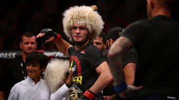 Khabib Nurmagomedov festeja su victoria en el UFC 242.