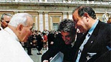 <B>HACE SEIS AÑOS</B>. En abril del 97 tanto Gil como Antic le entregaron al Papa la Liga y la Copa del doblete.