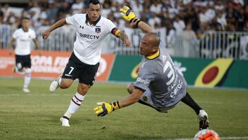 Futbol, Colo Colo vs Everton.  Final Copa Chile 2016.  El jugador de Colo Colo Esteban Paredes, izquierda, marca su gol contra Everton durante el partido final de la Copa Chile disputado en el estadio Nacional de Santiago, Chile.  14/12/2016  Andres Pina/