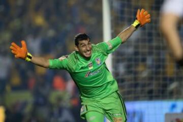 El carismático arquero argentino está de moda en el fútbol mexicano. Logró ser el portero menos goleado la campaña pasada igualado con Vilar, de Xolos, y fue clave en la victoria por penales ante América, atajando 3 penales en la final. También con Tigres fue subcampeón ante América en 2014 y ante River en la Libertadores de 2015.