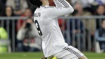 <b>DOBLETE Y ROJA.</b> Cristiano Ronaldo logró los dos goles del Madrid y fue expulsado por dar un codazo a Mtiliga.