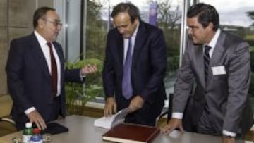 Alfredo Rela&ntilde;o, Michel Platini y Joaqu&iacute;n Maroto durante un momento de la entrevista.