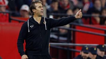 Soccer Football - Europa League - Group A - Sevilla v Qarabag - Ramon Sanchez Pizjuan, Seville, Spain - November 28, 2019 Sevilla coach Julen Lopetegui reacts REUTERS/Marcelo Del Pozo