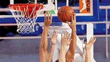 <b>CONTROLADO.</B> Scott tuvo que pelear con Fotsis y Kambala.