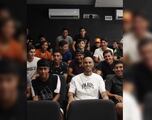 ¡Gran detalle! Guido Pizarro dio charla a jóvenes de fuerzas básicas