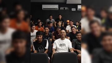 ¡Gran detalle! Guido Pizarro dio charla a jóvenes de fuerzas básicas