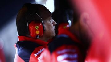 Frederic Vasseur observa a los pilotos desde el muro de Ferrari en los test de Bahréin.