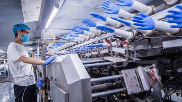 Un trabajador de una fábrica de guantes para sanitarios en la pandemia del coronavirus.