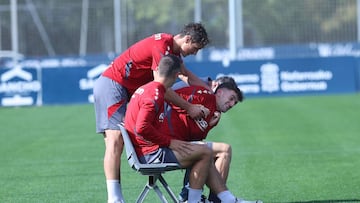 Herrando bromea con Aimar durante el entrenamiento.