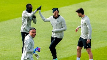 Mbappé bromea con Dembélé delante de Keylor Navas y de Beraldo durante el último entrenamiento del PSG.