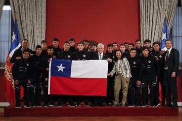 El Presidente de la República, Sebastián Piñera, junto a la Ministra del Deporte, Pauline Kantor, recibe a la Selección Masculina Sub 17 de Fútbol, que clasificó al próximo Mundial de Brasil.
