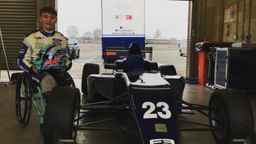 Billy Monger junto al monoplaza de F3 del equipo Carlin.