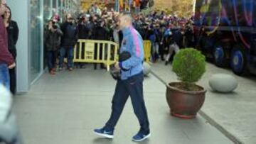 Iniesta, a la llegada al hotel de concentración del Barcelona.