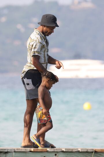 El jugador del Manchester City disfruta con su familia y amigos de unos d¨ªas de vacaciones en la Costa Azul antes del partido de Champions ante el Madrid.