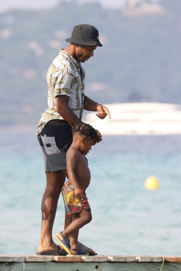 El jugador del Manchester City disfruta con su familia y amigos de unos días de vacaciones en la Costa Azul antes del partido de Champions ante el Madrid.