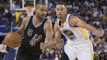 Stephen Curry persigue a Tony Parker