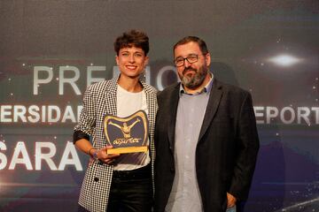 Sara Peláez recibe el premio de manos de José María Núñez Blanco, Presidente Fundación Triángulo.

