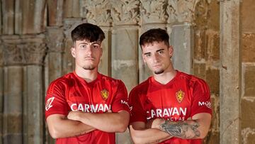 Liso y Cuenca posan con la segunda camiseta de la temporada 2024-25.