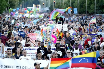 GRA270. MADRID, 01/07/2017.- Miles de personas recorren esta tarde las calles de Madrid durante la manifestación del Orgullo Gay 2017 con el lema "Por los derechos LGTBI en todo el mundo". EFE/Javier Lopez