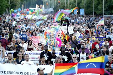 GRA270. MADRID, 01/07/2017.- Miles de personas recorren esta tarde las calles de Madrid durante la manifestación del Orgullo Gay 2017 con el lema "Por los derechos LGTBI en todo el mundo". EFE/Javier Lopez