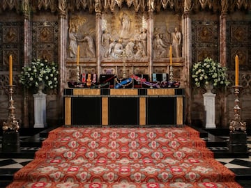 Insignias pertenecientes al príncipe Felipe de Gran Bretaña colocadas en el altar de la Capilla de St George. 
