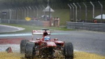 Alonso se sale de la pista tras perder el aler&oacute;n delantero del Ferrari.