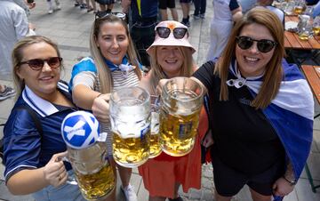 Brindis de un grupo de seguidoras escocesas